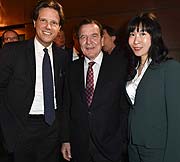 Florian Haller (Serviceplan Gruppe für innovative Kommunikation GmbH & Co. KG), Gerhard Schröder, Kim So-yeon / Verleihung der Best Brands 2018 im Hotel Bayerischer Hof in München am 21.02.2018 / Foto: BrauerPhotos / S.Brauer für Best Brands